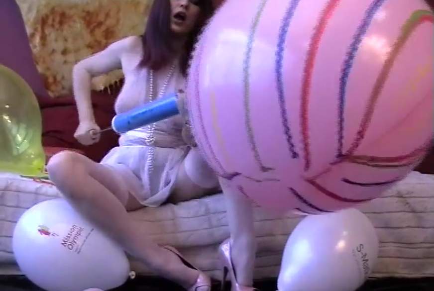 Riesen Balloon- Reiten bis zum Orgasmus! von Juicy-Julie pic3