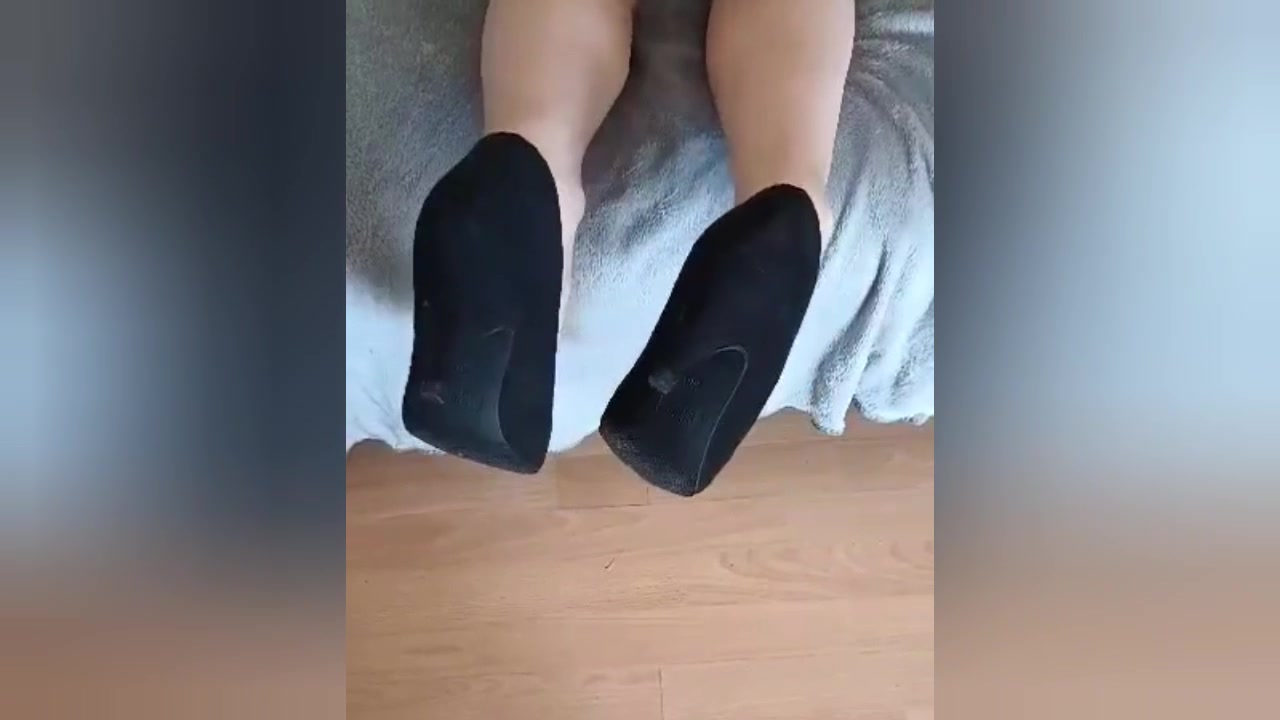 #füsse #beine #strumpfhose #highheels #fetisch #fussfetisch #schuhen #teen #lackiertezehen #netzstrumpfhose #barfuß  #tease #domina #misstress 
Stell dir vor, dein Schwanz ist jetzt zwischen meinen Füßen....
 Leck meine Fusse ♥  Sie müssen sauber sein ♥ Lass eine große Ladung auf sie fallen ♥