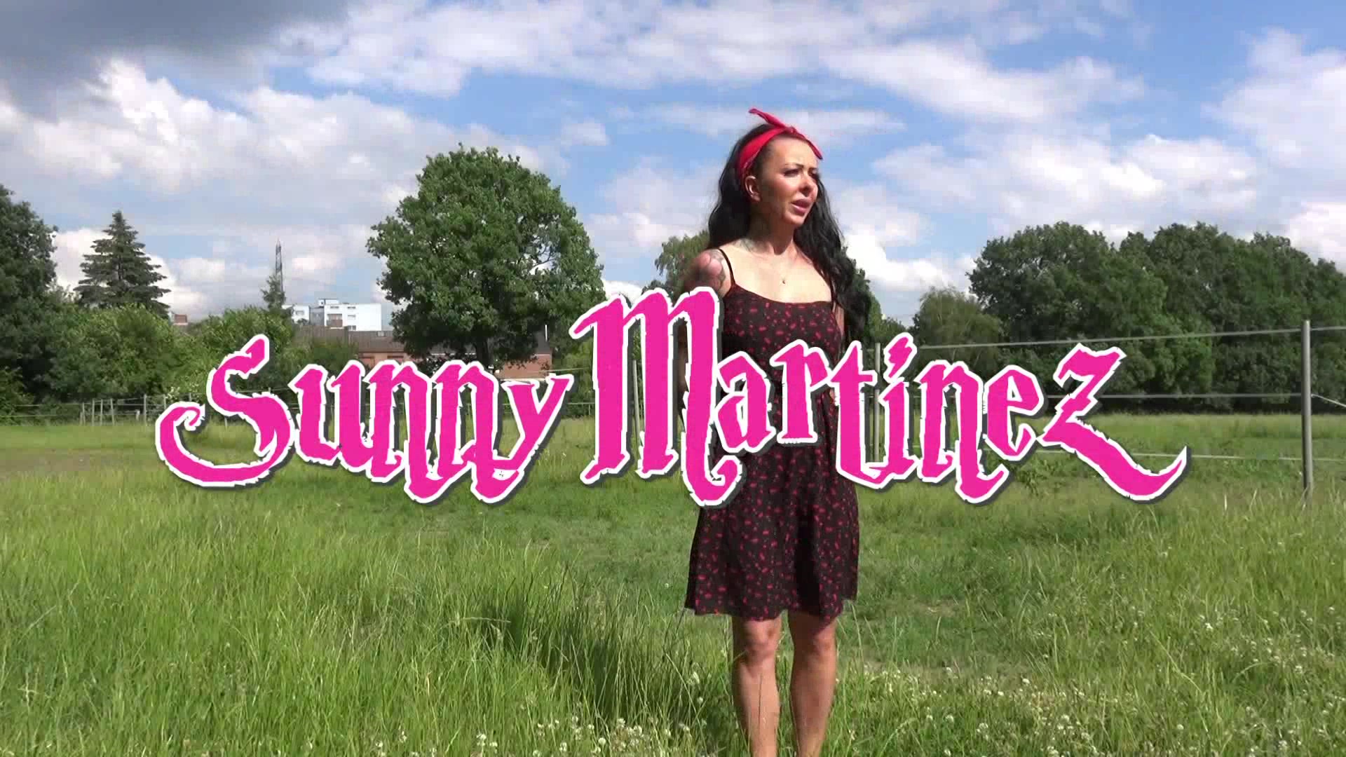 da ist es mein erstes Outdoor Pissvideo -kurz vorm Shooting musste ich so dringend das ich es nicht mehr aushalten konnte -heimlich wurde ich beobachtet und gefilmt dabei aber es hat mich voll angemacht . Ich steh total drauf wenn ich so dirty sein kann..Na Lust auf ein Schlückchen? Frisch ab Quelle grins