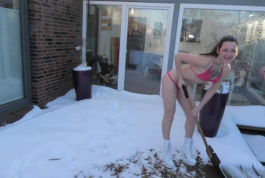 Cumb***h-Xenia: SNOWPEE statt C******e! In den Schnee g*****t und dann gegessen!