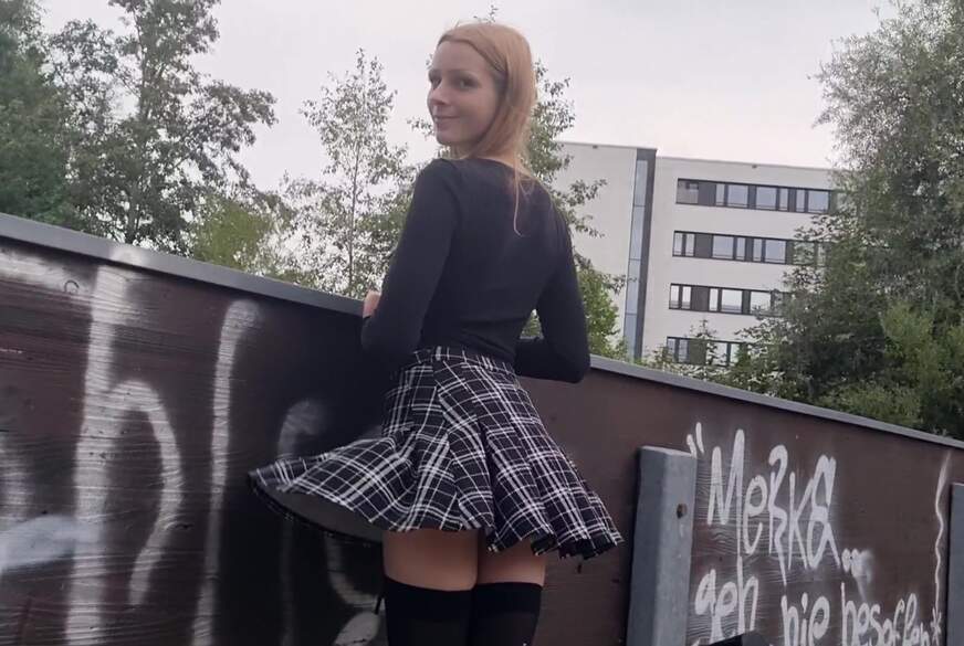 Geile Outdoor Aktion in meinem Minirock und Nylons geil gef****r von haney-nanny