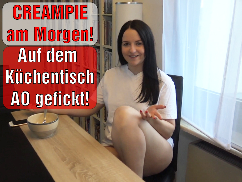 CREAMPIE am Morgen! Auf dem Küchentisch AO gefickt! Eigentlich sollte der Typ schon längst weg sein weil meine beste Freundin nicht mitbekommen sollte, dass ich ihren Schwarm letzte Nacht gefickt habe! Aber er wollte unbedingt noch eine zweite Runde und da konnte ich nicht lange nein sagen! Vor allem wollte ich unbedingt mal auf dem Küchentisch ficken! Na ja ich hoffe wir haben keine Sauerei auf dem Tisch hinterlassen. Ob meine beste Freundin beim Frühstück was gemerkt hat? Was denkst du?