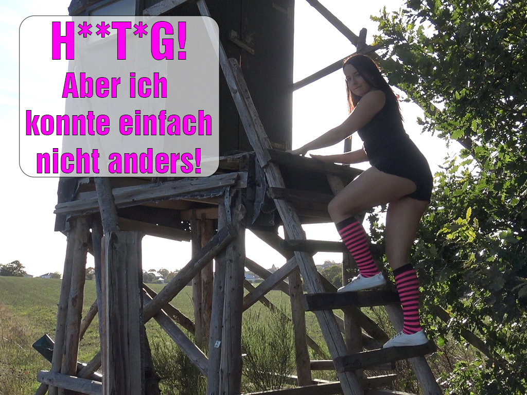 Beim Waldspaziergang werd ich immer sofort geil! Die Kleidung, das Höschen was sich beim langen spazieren gehen immer in meine Muschi zieht und in der engen Jeans ein schönes Cameltoe abbildet, wie es an meiner Klit reibt und mich mit jedem Schritt geiler und geiler macht! Es macht mich einfach unendlich feucht und fickfreudig! Kein Wunder, dass ich mich gerne mal mitten im Wald einfach mal auf einen Hochsitz begebe und meine Pussy bis zum Höhepunkt verwöhnen muss *gg* ;)! Ich hoffe, dass mir viele dabei zusehen konnten ;)! Was hättest du gemacht, wenn du mich da gesehen hättest?!