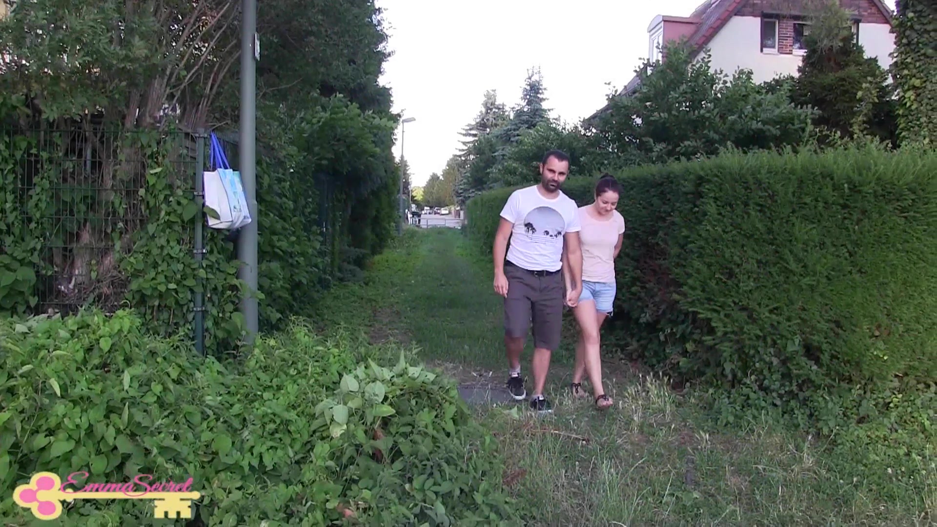 Wie krass war das denn bitte schön? Ich wollte nur spazieren gehen und er wollte anscheinend mehr ;). Naja du kennst mich ja, als er seinen Schwanz rausgeholt hat, konnte ich nicht anders als seinen dicken Prügel zu lutschen! Da waren mir die ganzen Leute, die gerade am Flussufer spazieren gingen egal! Hauptsache ich bekomme seine geile Sahne! Wärst du auch so dreist?!