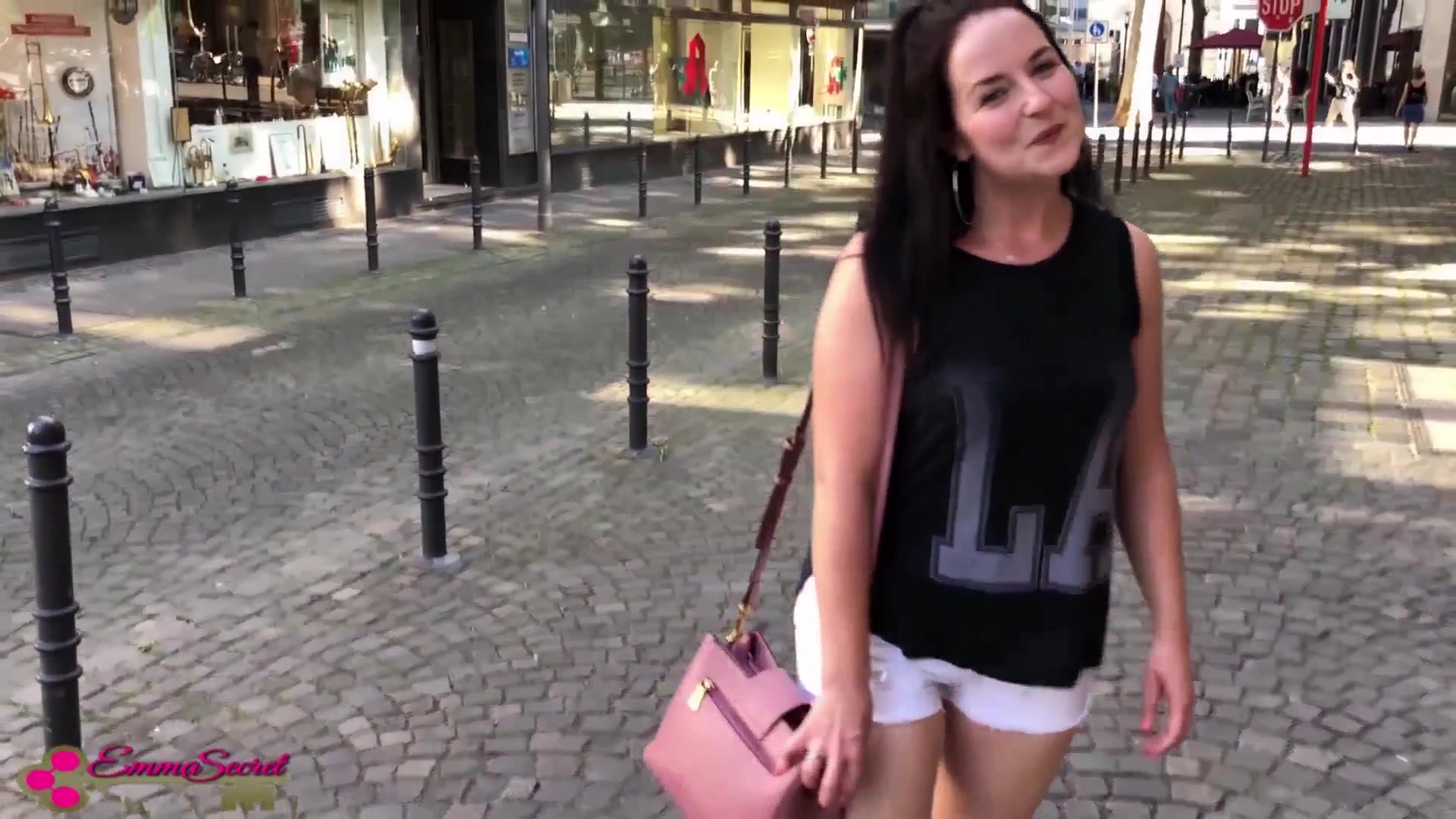 Ok, das war echt dreist! Ich bin in meiner Stadt unterwegs und wollte eigentlich was shoppen, da quatscht mich dieser Typ direkt vor dem Bläserforum total dreist an, ob ich da jetzt reingehen würde, weil ich ja damit Erfahrungen hätte. Was denkt er eigentlich wer er ist?! Na ja, aber anscheinend kennt er mich besser als ich mich selber, denn der Witz war schon gut und das musste ja irgendwie belohnt werden, oder nicht? Also ab zu ihm ins Auto! Angeblich wohnte er ja direkt um die Ecke, aber da hat er nicht ganz die Wahrheit erzählt, weil er hielt es nicht lange aus und hielt irgendwo neben der Straße und fickt mich erst mal mitten am Tag am Straßenrand durch. Die ganze Zeit fuhren Autos und Radfahrer vorbei, aber das ist mir egal, wenn ich gerade geil gefickt werde! Wärst du auch so dreist gewesen?