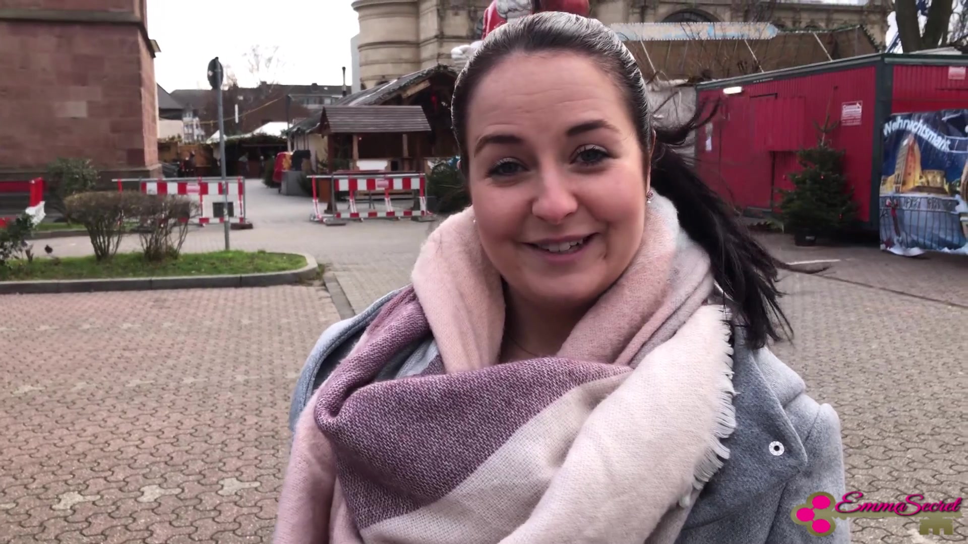 Ich wollte mir noch schnell eine Bratwurst kaufen, da quatscht mich dieser Typ ganz plump von der Seite an und meint der Weihnachtsmarkt wäre schon geschlossen. Hmm, dabei wollte ich doch ein Würstchen und der perverse Typ meinte dann nur, er hätte auch ein Würstchen, was er mir mal gerne zeigen will!
Na ja du kennst mich, da kann ich nicht lange nein sagen! Ich hatte zwar kein Gummi dabei, aber egal er fickt mich einfach schön AO!
Wärst du auch so dreist gewesen?!