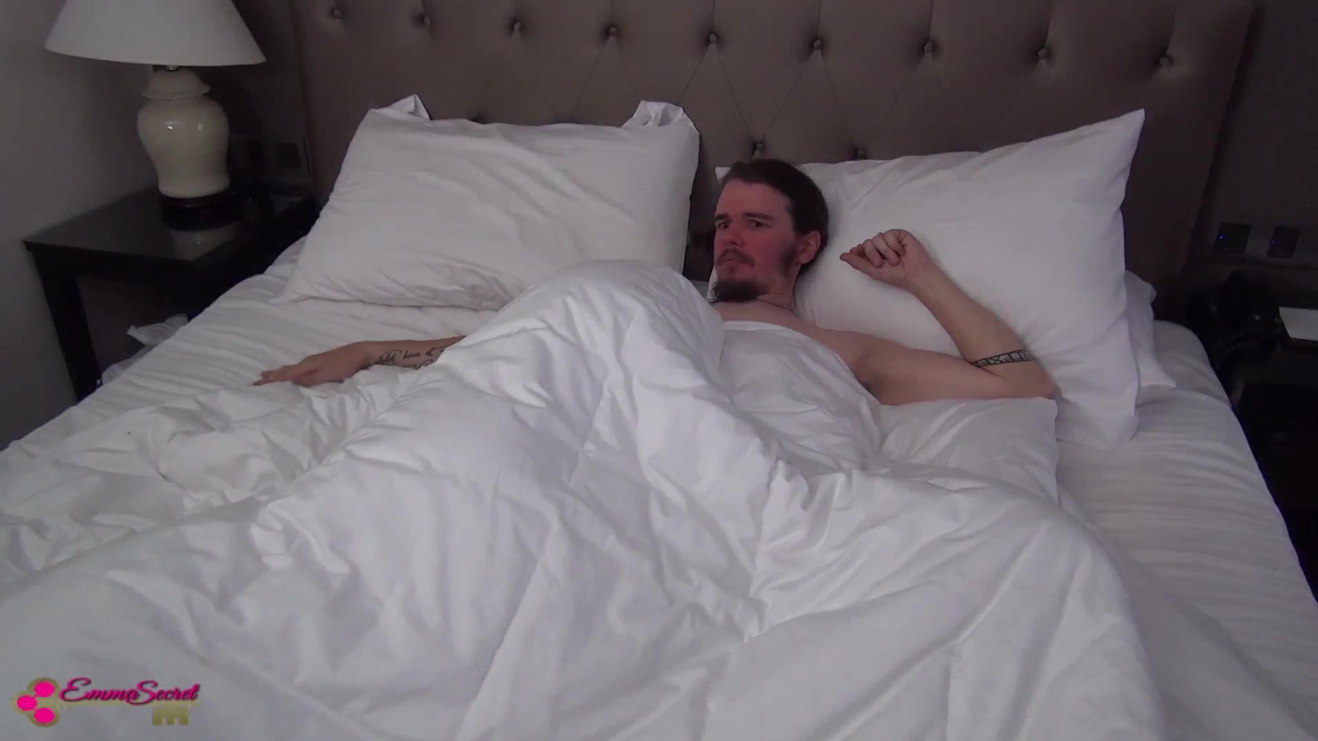 Wenn ich das gewusst hätte was mich da erwartet, weiß ich nicht ob ich das gemacht hätte! Mein Stiefbruder lag im Bett und ich bin mal elegant unter die Decke gehuscht. Als brave Stiefschwester muss ich das doch machen, oder? Aber ich konnte ja nicht ahnen, worauf der Kerl so steht! Also ich bin schon oft hart gefickt worden, aber DAS hat alles getoppt! Du willst wissen, was alles krasses passiert, dann schau es dir an, denn es war richtig heftig! Hättest du dasselbe mit mir angestellt?!
