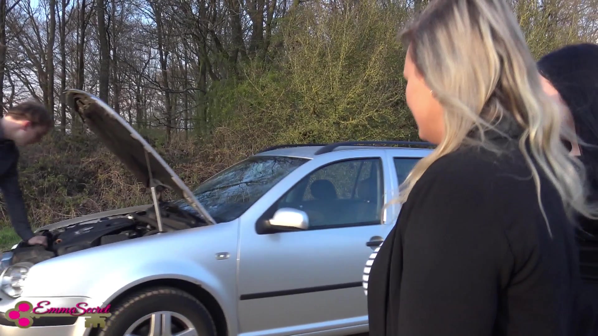 Das hier noch jemand vorbei kommt, damit hat er wohl nicht gerechnet. Aber er hat Glück, dass meine Freundin und ich gerade einen kleinen Spaziergang machten. Nach seiner Autopanne wusste er nämlich nicht mehr weiter und weil wir zwei halt hilfsbereit sind, haben wir uns einfach die Zeit genommen und wollten ihm die nächste Werkstatt zeigen. Aber bevor wir ihm die zeigen, muss er auch ein bisschen für uns tun ;). Hehe...wie peinlich! Aber er kann ja froh sein, dass wir da sind, sonst hätte er im Auto übernachten müssen. Auf die Frage, ob wir ihm helfen können, wollten wir aber erst mal eine Gegenleistung haben: erst Ficken dann Helfen! So ist doch richtig, oder?! Ein geiler Dreier mit meiner Freundin und einem fremden Mann, was gibt es Geileres?! HEFTIG....allein der Gedanke daran, hat mich mächtig feucht gemacht und meine Freundin wohl auch. Als wir bei mir waren, schnappt sie sich den fremden Schwanz und fängt an ihn zu wichsen und zu lutschen. Dann wurde es richtig heftig 