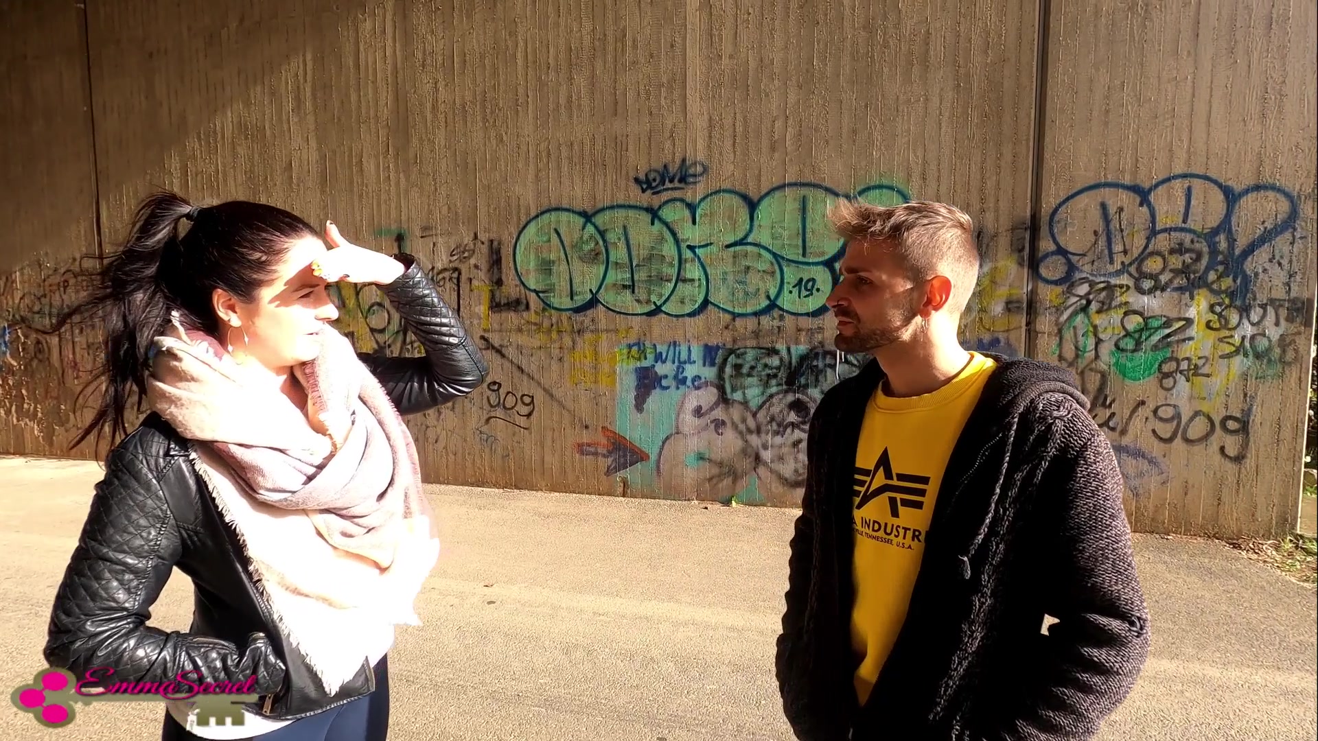 OMG! Was war das denn wieder? Ich war unterwegs und hab mich verlaufen. Weit und breit war niemand zu sehen. Zum Glück kam dann aber dieser User vorbei den ich nach dem Weg fragen konnte. Aber er kannte mich aus meinen Filmen und wollte für seine Hilfe eine kleine Gegenleistung, dieses Schwein! Direkt unter der Autobahnbrücke vögelt er mich richtig hart durch und dann musste es ja passieren. Ein Fußgänger kam vorbei und wir mussten schnell verschwinden. Den Weg musste ich dann doch selbst herausfinden, so ein Schwein! Hättest du mir geholfen?