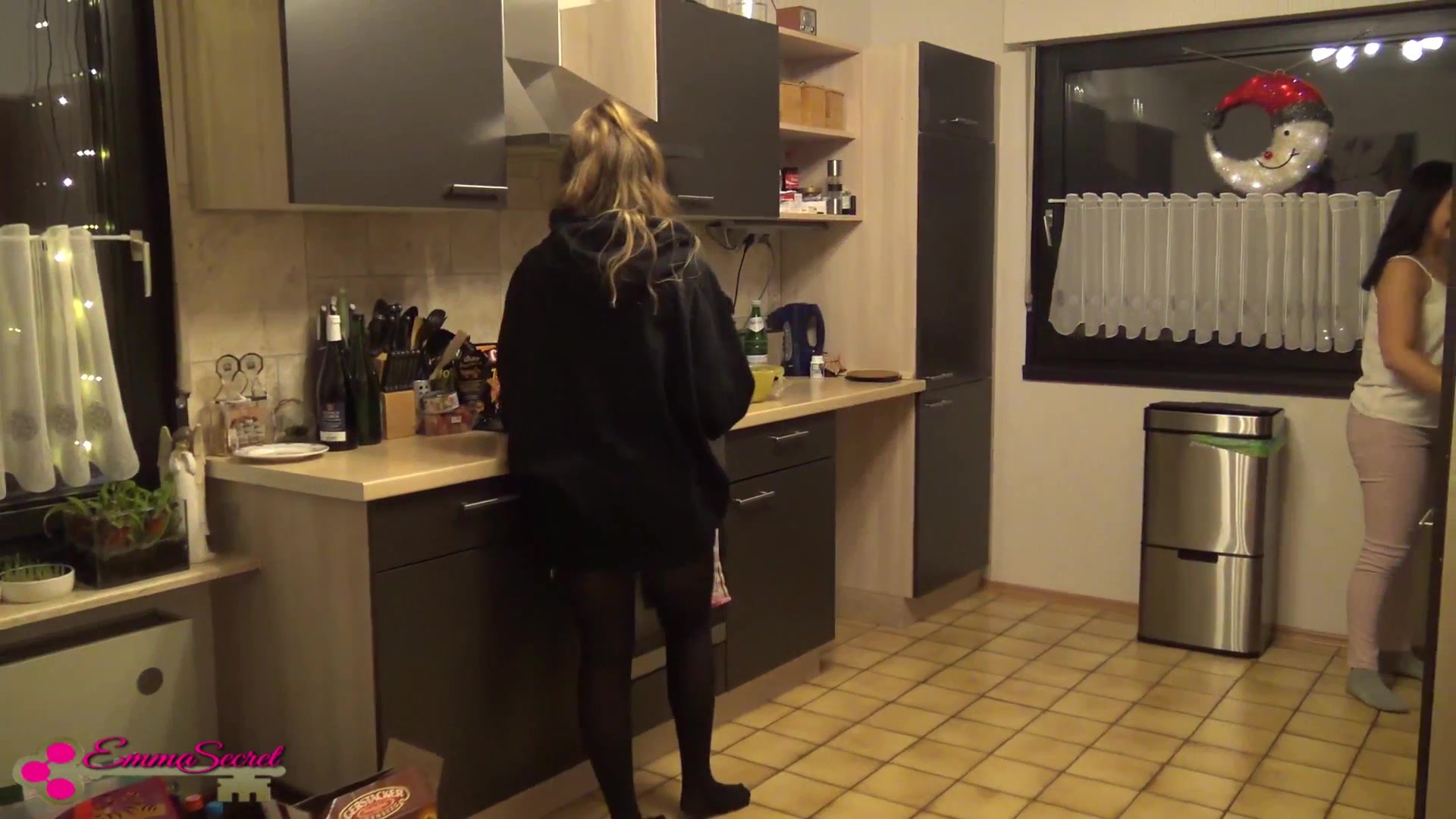 Ok, das war richtig HEFTIG! Den ganzen Abend über spürte ich seine Blicke auf meinen Körper! Aber das kann doch nicht sein, dass er auf mich steht. Er ist schließlich verheiratet! Das ist mir in dem Moment aber total egal, ich will seine kleine Schlampe sein! Wie sollte ich ahnen, dass er sich das traut? Er fickt mich einfach AO und seine Frau ist nebenan. Bin ich zu weit gegangen?