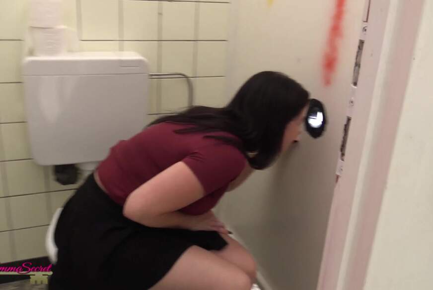 WTF?! Auf öffentlicher Toilette erwischt und d**********t! von EmmaSecret