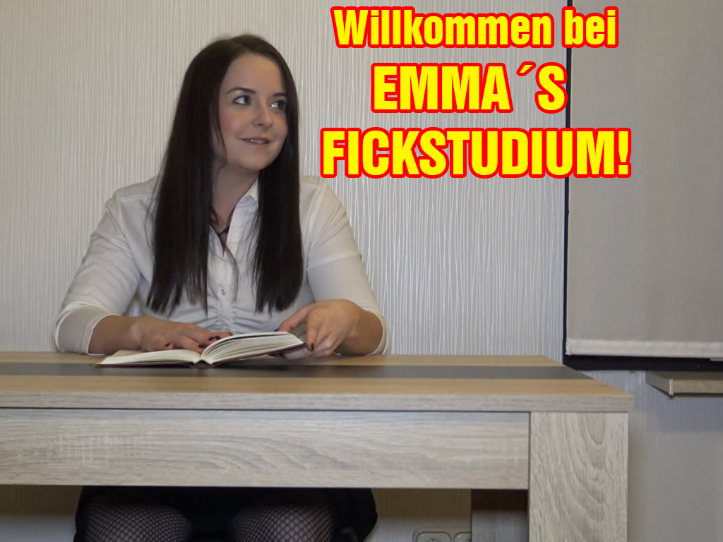 Willkommen bei EMMAS FICKSTUDIUM! Lernen fürs Studium mit mir? Hehe, ganz bestimmt nicht!!! Du kennst mich ja, ich lasse mich so schnell ablenken und wenn dann ein geiler Typ in den Raum kommt, kann ich gar nicht anders, als mein Röckchen zu heben. Es heißt doch, hoch das Röckchen, rein das Stöckchen. Und wie Praktisch das meine Netzstrumpfhose an der richtigen Stelle ein großes Loch hat und ich auch gar keinen Slip an habe ;) Würde dir dieses Studium auch gefallen? ;)