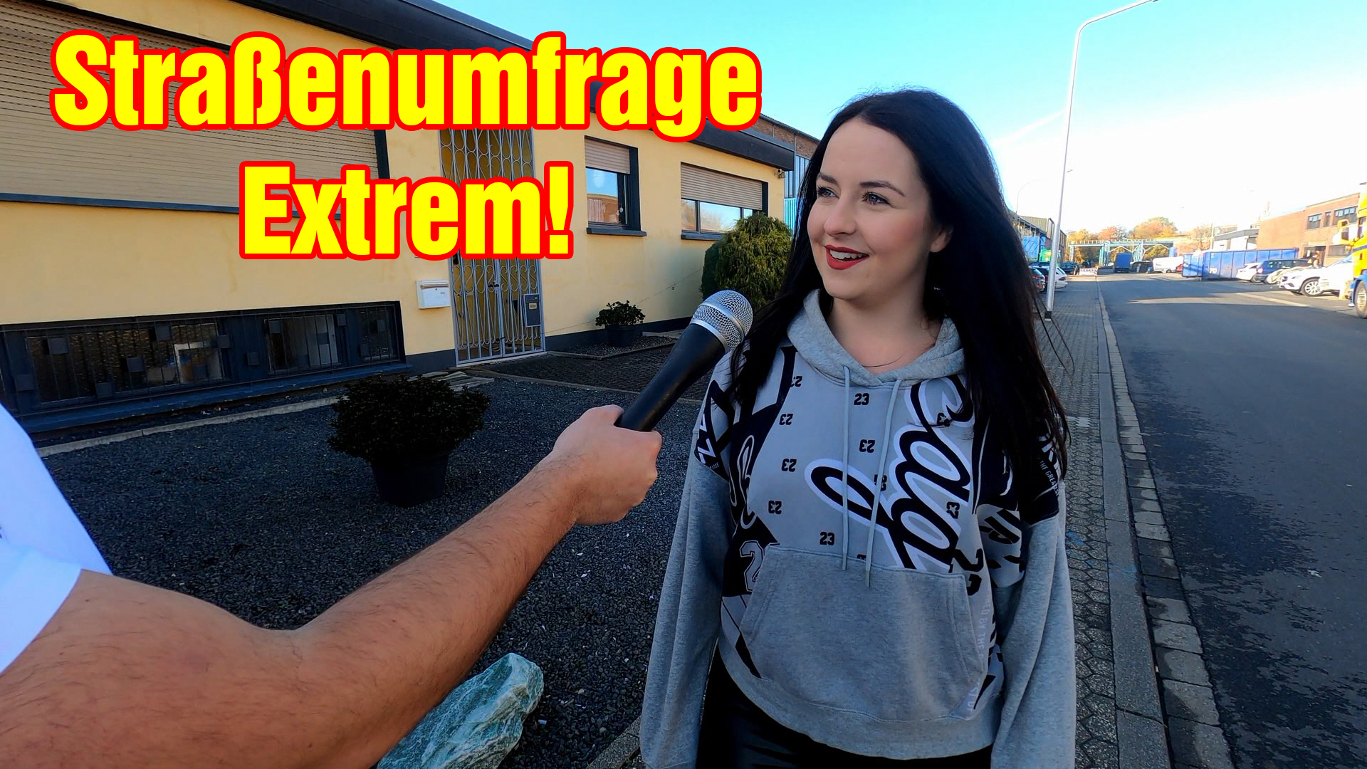 Straßenumfrage Extrem! Da werde ich mitten auf der Straße angesprochen für irgendeine Straßenumfrage und dann stellt der mir hier so komische Fragen! Was ich von Pornographie halte oder ob ich Jungfrau wäre. Was ist denn mit dem verkehrt? Dem zeige ich aber mal, ob ich noch Jungfrau bin und was ich so von Pornographie halte. Ich habe ihm auch noch bewiesen, dass ich keine Angst vor einem Creampie habe! Hehe, wem soll ich das noch beweisen? :P