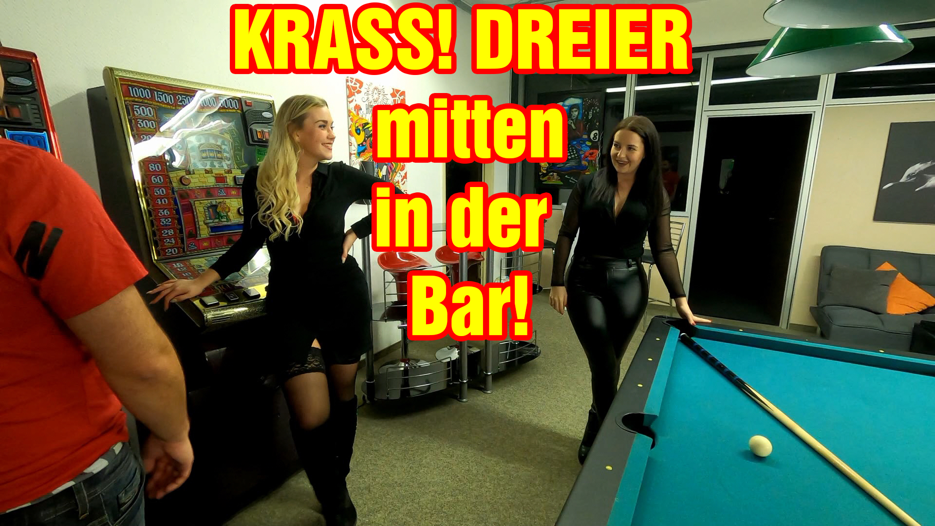 KRASS! DREIER mitten in der Bar! Larissa und ich sind in einer Bar und versuchen Billard zu spielen. War mir eigentlich klar, dass das nicht wirklich was gibt. Deswegen habe ich mir gedacht ich bringe ein bisschen würze rein und wette mit ihr, dass sie sich nicht traut mitten in der Billardbar zu ficken! Aber ich hätte es ahnen müssen, Larissa ist einfach zu versaut und spricht einfach den erst besten Typen an. Und wenn die schon mal am ficken sind, kann ich ja direkt mitmachen statt dumm rumzustehen. Das war doch die richtige Entscheidung, oder?