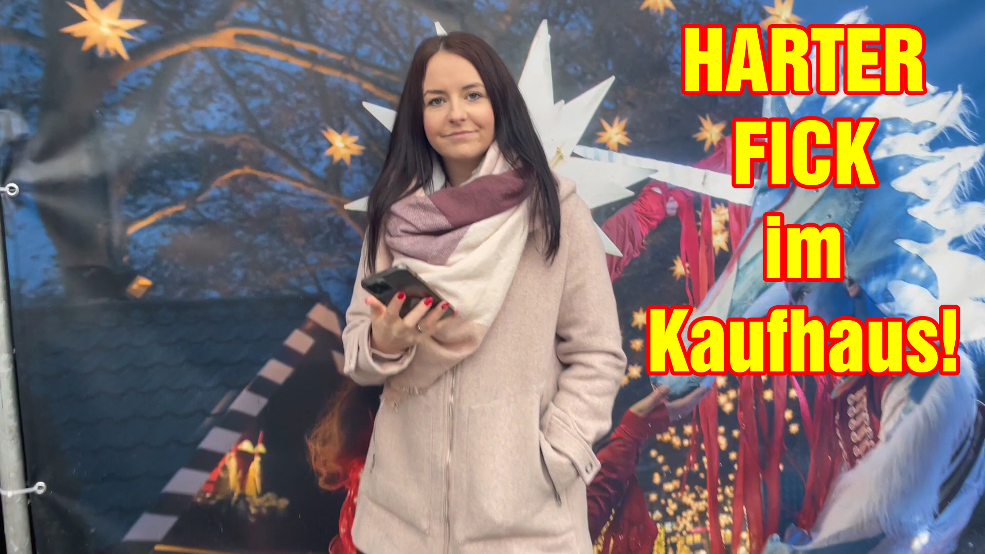 HARTER FICK im KAUFHAUS! Was war das wieder mal! Ich warte auf eine Freundin mitten in Köln und da werde ich von dem Typ angesprochen, ob ich nicht mal schnell mit ihm ein Dreh machen will. Wie bitte? Mitten in Köln? Am Ende landen wir in einer Umkleidekabine und ficken da. Wir mussten die ganze Zeit leise sein, damit uns niemand hört. Wärst du auch so dreist und hättest mich angesprochen und dann in der Umkleide gevögelt?