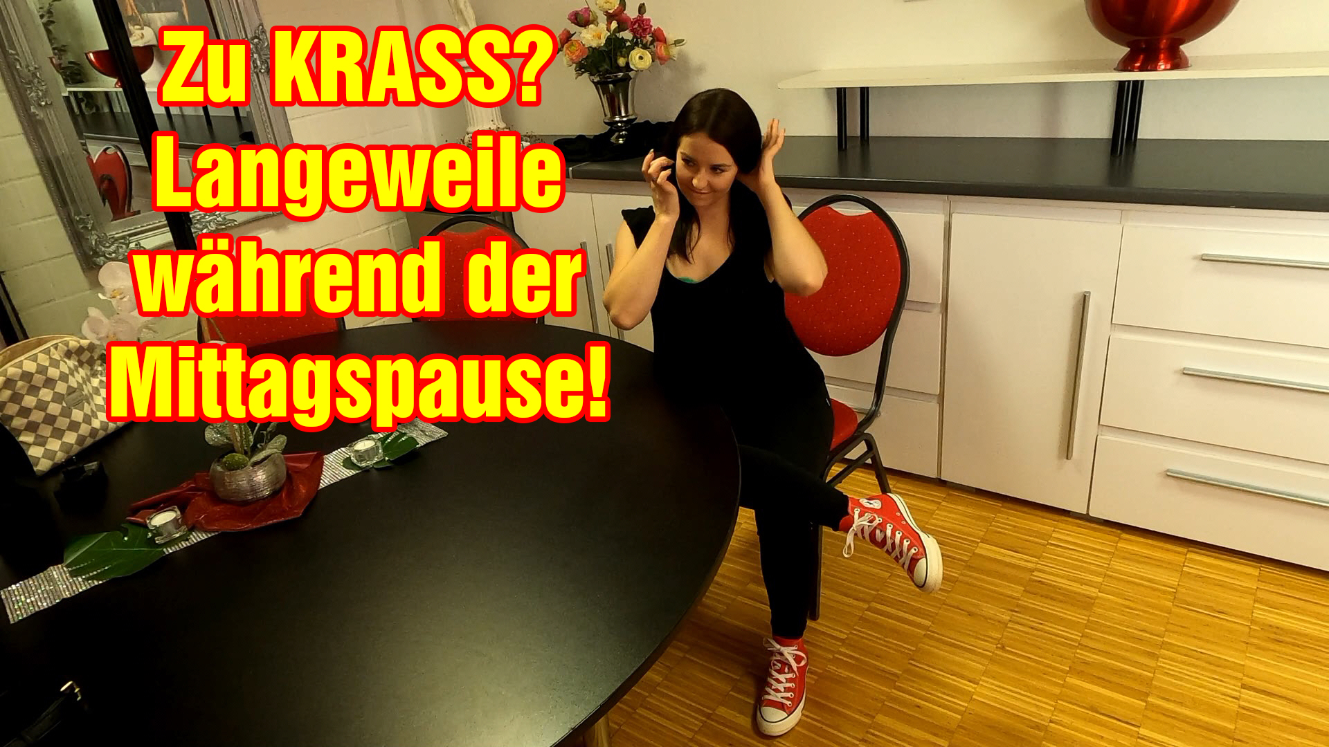 In der Mittagspause ist mir immer so langweilig. Dann schreibt mir noch nicht mal jemand zurück und ich sitze da und muss die Zeit rumkriegen. Hmm, was also machen? Ich merke schon wie meine Muschi wieder feucht wird, hmm wäre das zu krass es mir hier zu besorgen? Ach was ich mach es einfach, ist doch ok, oder? ;)