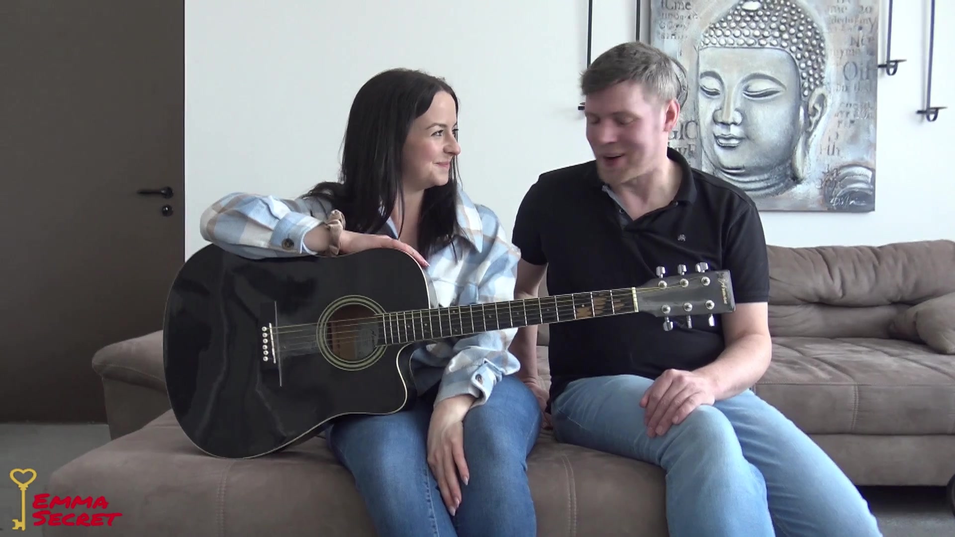 Immer nur Blasmusik ist ja langweilig, also wollte ich es mal mit der Gitarre versuchen. Ich wusste gar nicht, dass zum Gitarrenunterricht auch Löffelchen gehört ;) Aber er meinte, um richtig mit den Fingern an der Gitarre klarzukommen, muss ich das mal am Schwanz üben. Hmm, ob das so stimmt, glaube er hat mich da ausgetrickst. Wie würden denn eine Stunde bei dir aussehen?
