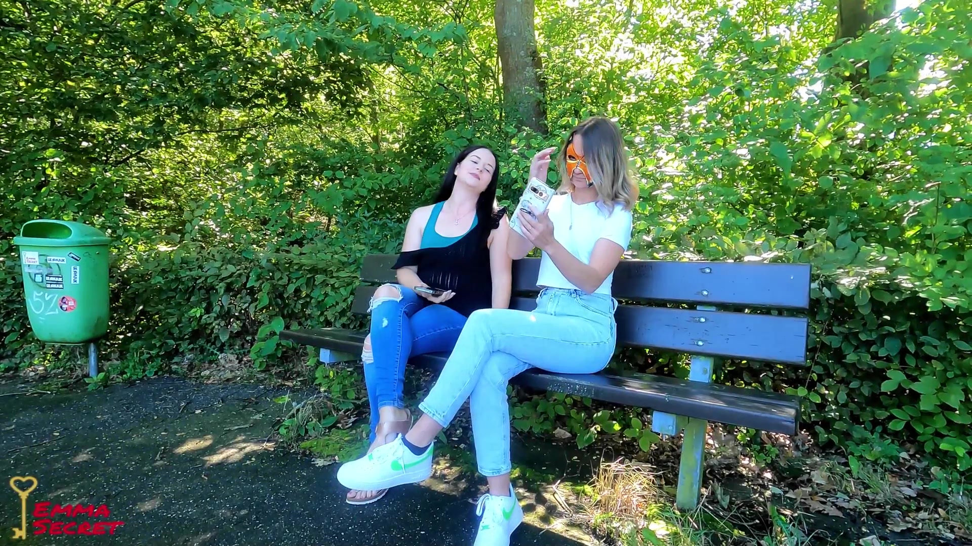Ich glaube da haben es MonaMystery und ich echt übertrieben. Aber von Anfang an! Wir sitzen auf der Parkbank und machen ein paar Selfies von uns, als wir angesprochen werden von einem Typen, ob er Bilder von uns zusammen machen soll. Und so ging es los! Am Ende waren wir nackt und lassen uns von dem Kerl mitten im Park auf der Bank vögeln. OMG, wie sind wir da wieder reingekommen?! Hättest du auch mitgemacht?