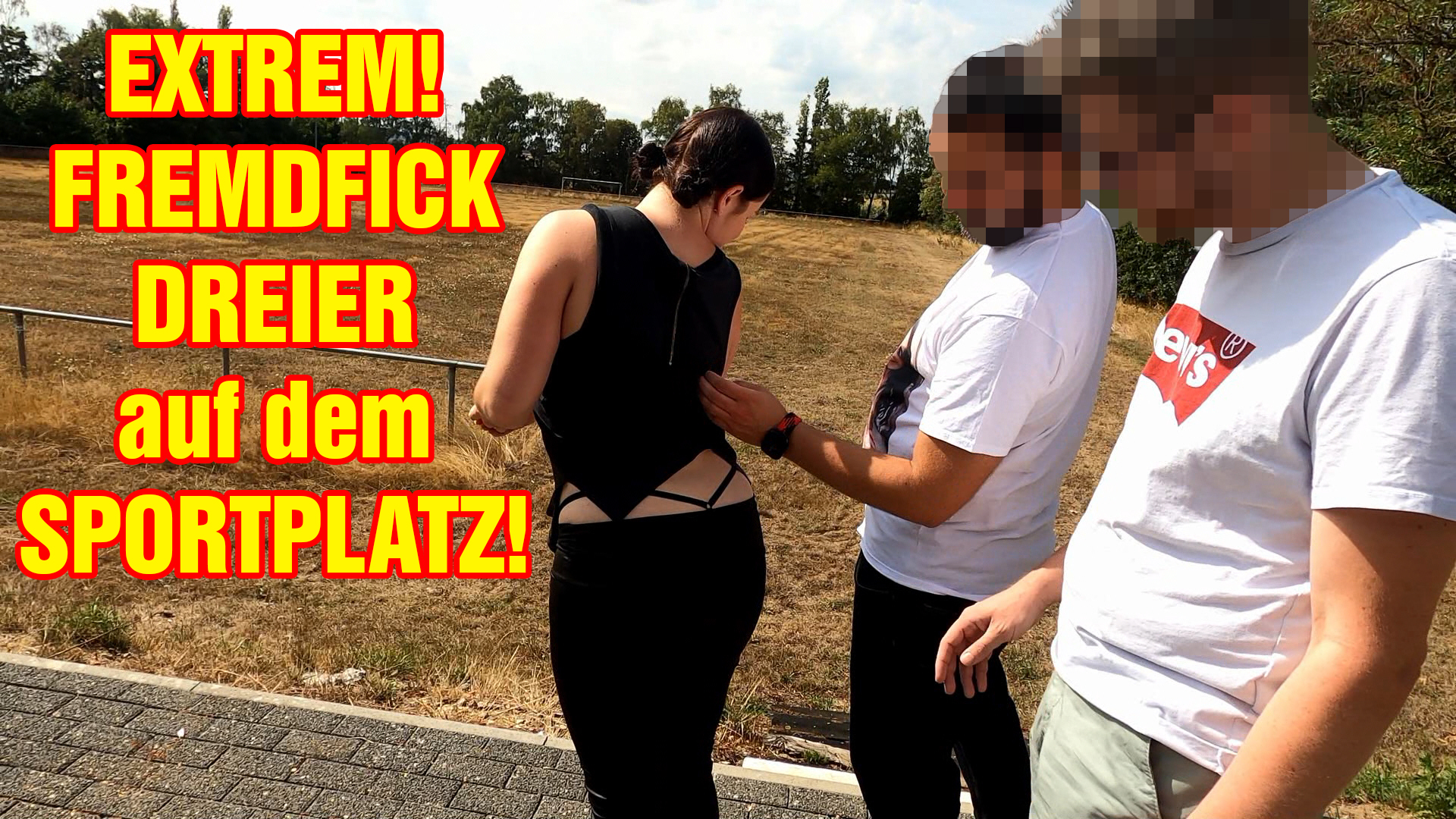 EXTREM! FREMDFICK DREIER auf dem Sportplatz! Ich hole gerade meinen Freund vom Sportplatz ab, da ist der wieder nicht fertig! Boa nervt das, aber zum Glück sind zwei Jungs schon fertig und da sie der Anblick meines Arsches und meines herausblitzenden Strings so richtig geil macht, denke ich mir, so ein Fick mitten auf dem Sportplatz hat doch was! Schließlich habe ich noch nie auf einem Sportplatz gefickt und es sind ja auch direkt zwei Schwänze und geiler geht es ja dann kaum , oder wie siehst du das? Wird Zeit dass ich mal die ganze Mannschaft ranlasse oder was meinst du? ;)