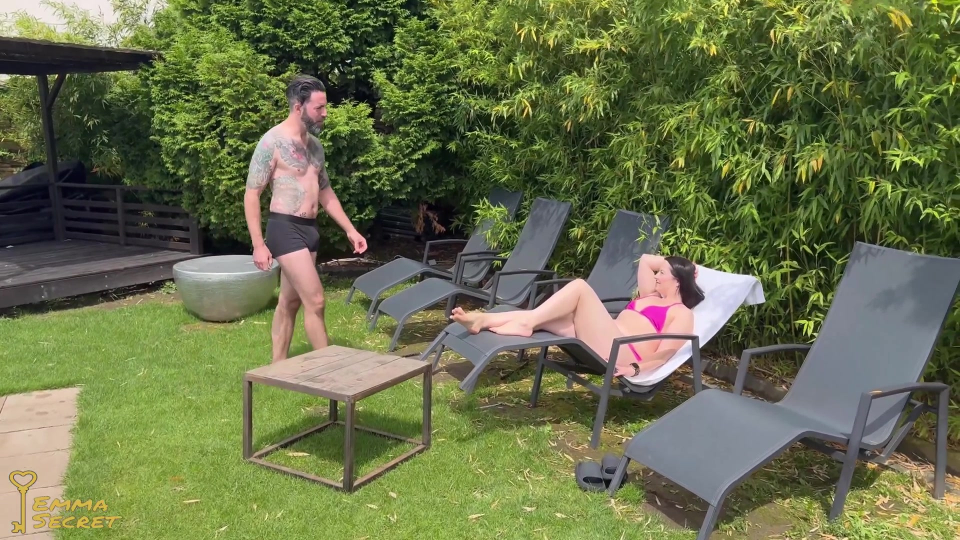 Im Urlaub soll man sich ja mal etwas gönnen und ein bisschen relaxen, oder? Und wie kann man das besser, als mit einem Riesenschwanz ;) Ich habe den Poolboy die ganze Zeit beobachtet und ich sah den RIESENSCHWANZ abdruck in seiner Hose. Da konnte ich nicht anders, als mich von diesem harten Teil durchficken zu lassen! Mein Mann war halt gerade einkaufen, praktisch oder? Sag ehrlich, das war doch ok oder?