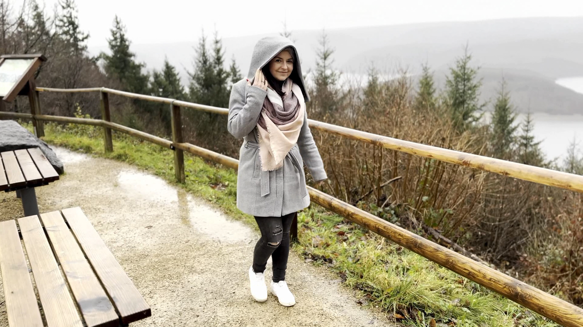 Denkst du, das war zu krass dieses Mal? Ich war eine Runde spazieren und auf einmal überrascht mich das Wetter. Schön am Schneien mit Regenschauer. Na großartig! Mein Auto steht genau auf der anderen Seite. Aber ich habe Glück, ein User spricht mich an bzw. erkennt mich. Und ist mein Retter in der Not, hilft mir und fährt mich zu meinem Auto. Aber vorher muss ich ihn ja belohnen! Schön im Wald bei Regen und Schnee ficken wir mitten auf dem Weg, kein Kondom dabei, egal! Er verpasst mir eine geile Creampie Füllung und so fährt es sich viel besser nach Hause oder was denkst du?!