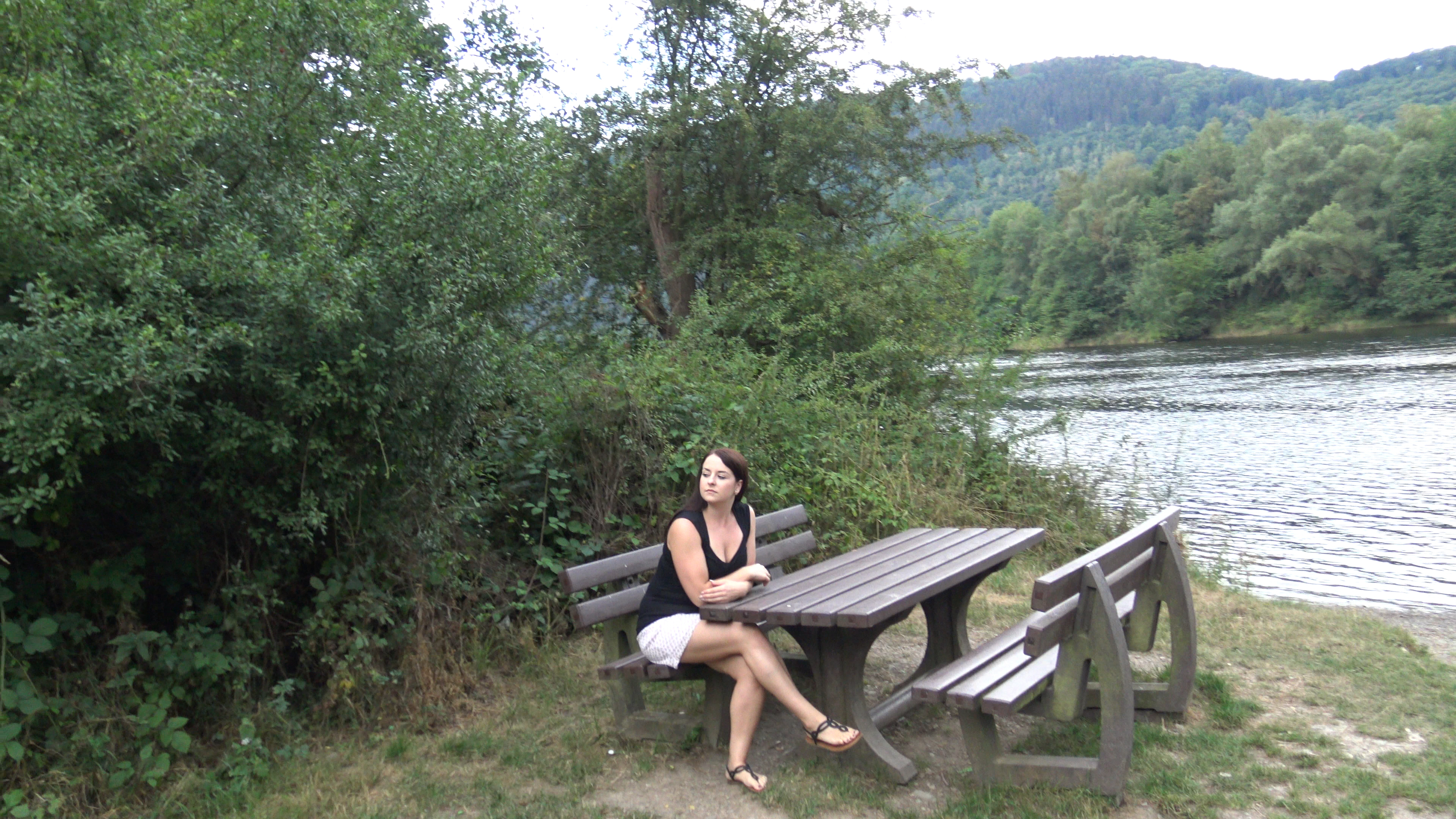 Meine notgeile Fotze war mal wieder klatschnass und ich konnte nicht anders und musste Outdoor die nasse Möse einfach reiben! Da kam dieser geile Typ vorbei und da habe ich irgendwie Lust bekommen seinen Schwanz zu lutschen. Gerade wollte ich seinen Schwanz auspacken, da fragt er mich ob ich ihn komplett ins Maul bekomme... \\\