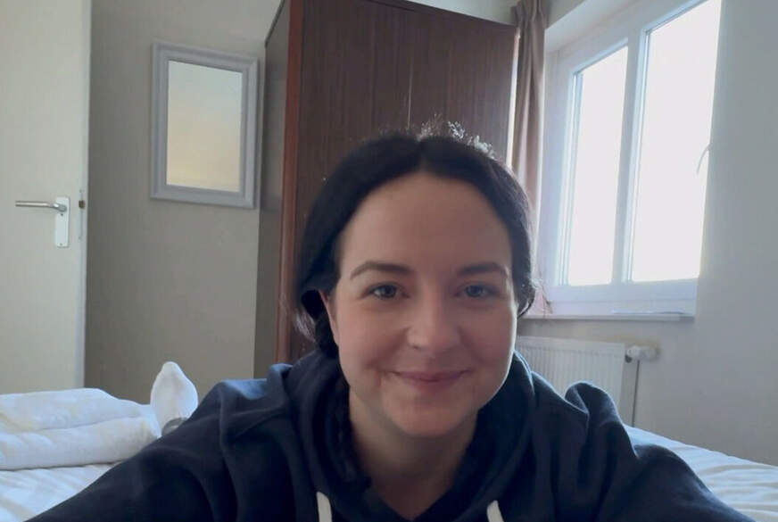 EmmaSecret: Psst! Wir hören die anderen f****n, jetzt bin ich auch geil!