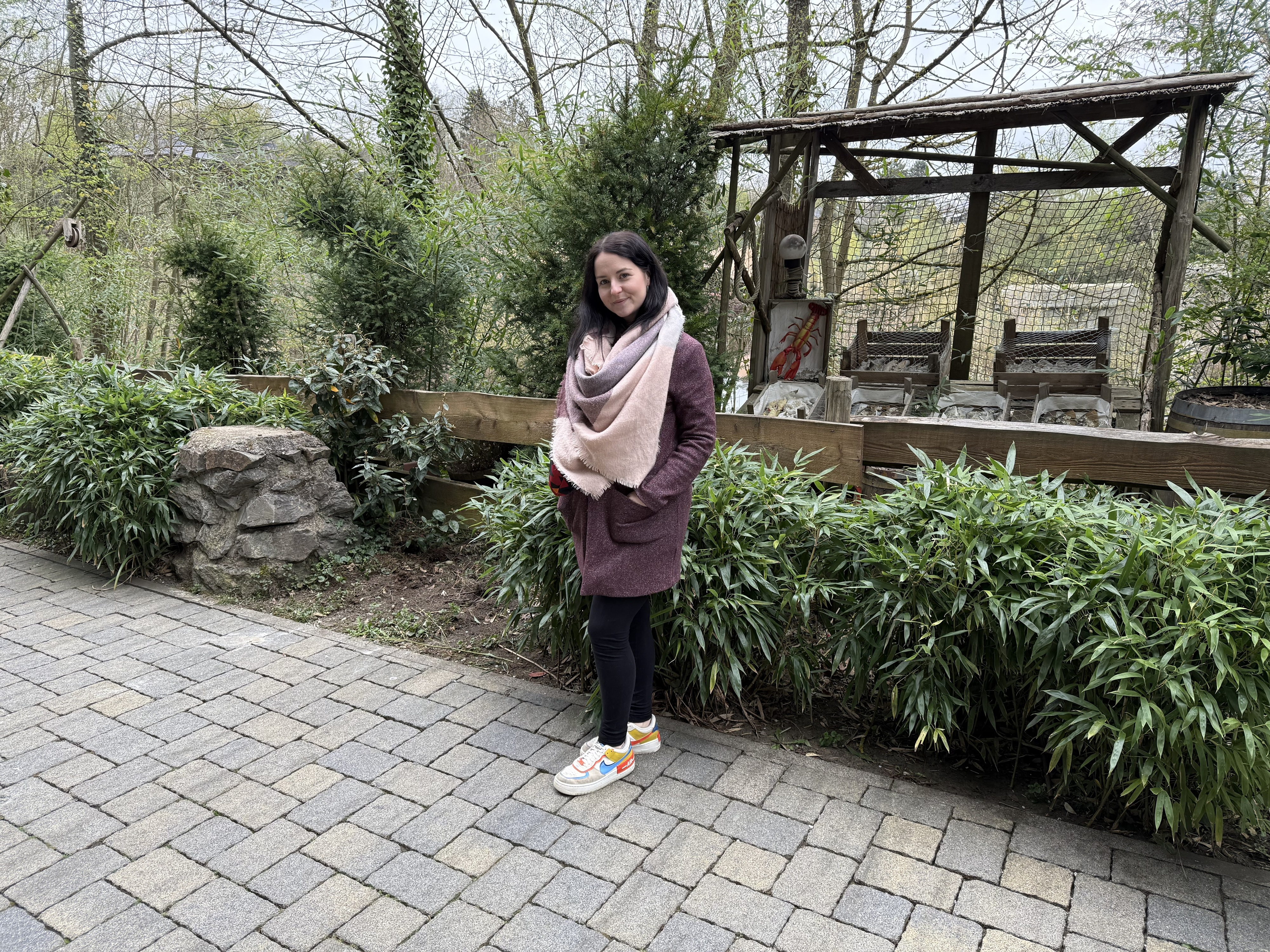 Da bin ich ganz unschuldig in einem Freizeitpark unterwegs und werde von einem User erkannt. Und er ist ganz dreist und fragt mich, ob ich Bock auf einen Dreh mitten im Park hätte. Wie bitte?! Hmm, aber die Idee hat schon was. Also schnell in den nächsten Busch und wir legen los. Schon geil, wenn man jeden Moment erwischt werden kann. Bist du auch so dreist, wenn du mich im Freizeitpark triffst?