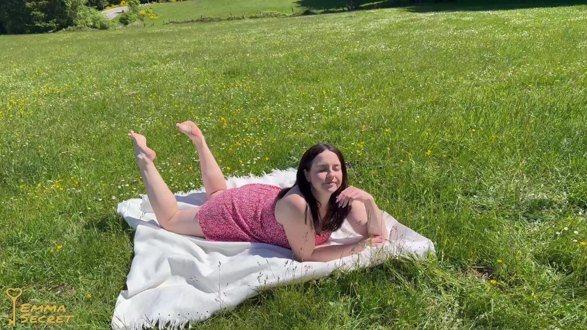 Ich wollte einfach nur entspannt Sonne tanken – mitten auf einem Feld, ganz für mich allein… dachte ich! Plötzlich steht ER da: der Bauer. Und statt mich zu vertreiben, macht er mir ein Angebot:
Ich darf bleiben – wenn ich ihm auch was zum Genießen biete. 
Tja… ein paar heiße Blicke später lieg ich schon auf allen Vieren zwischen den Blumen, mein Kleid hochgeschoben, sein Schwanz tief in mir drin. Und das Beste? Direkt neben der Hauptstraße! Autos fahren vorbei – aber ich denke nur noch an seinen harten Fick.
Das war der geilste Public Quickie meines Sommers. Ehrlich, spontan, dreckig – genau so liebe ich’s!