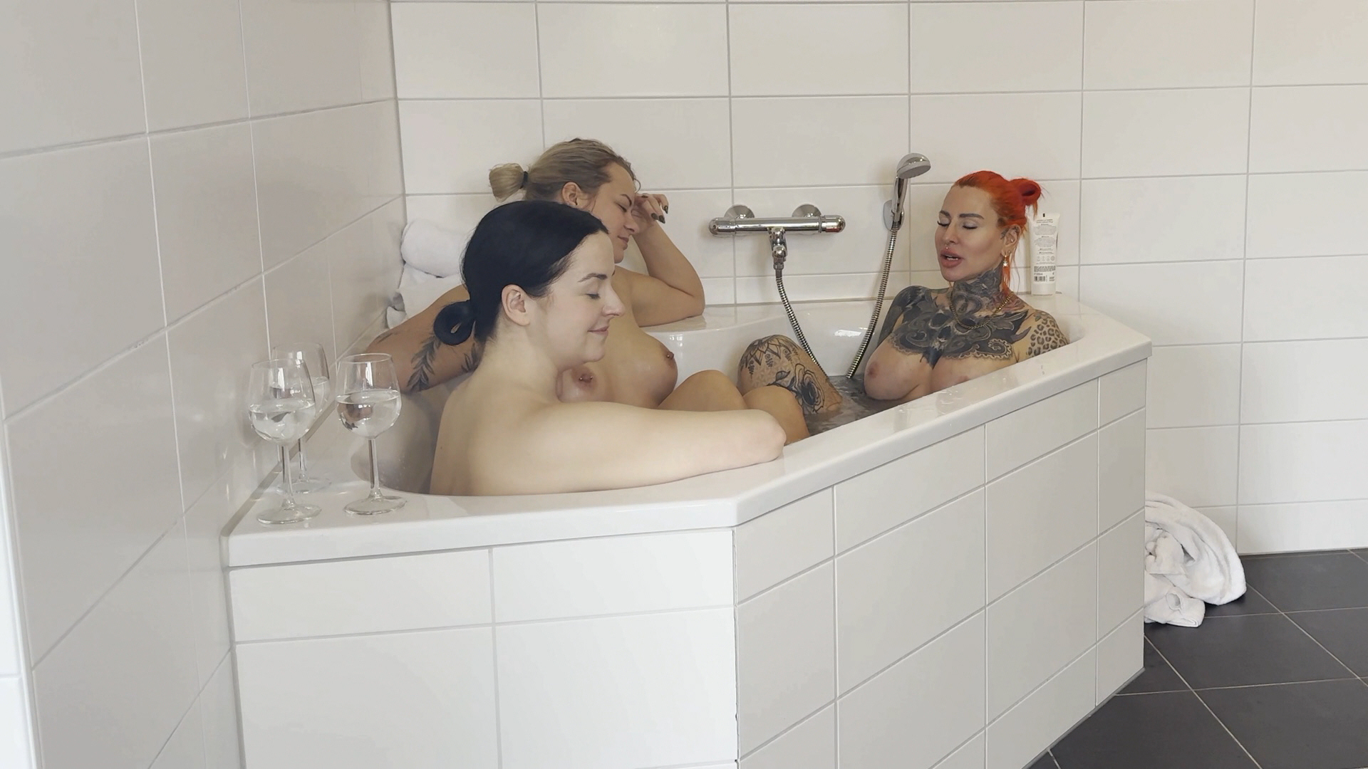 Wir wollten nur chillen. Glas in der Hand, warmes Wasser, gute Stimmung.
Doch diese Ruhe hielt nicht lange… Zwei Männer, ein Whirlpool und plötzlich gibt es kein Zurück mehr. Fünf Leute. Ein Becken. Pure Eskalation.
Dieses Video ist nichts für Zurückhaltende! Hättest du auch mitgemacht?!