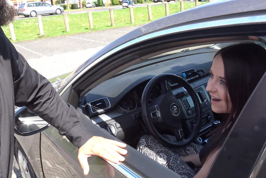 EmmaSecret: Parkplatz-Sünde endet in h**ter Public-F**k-Session! Fast erwischt von Passanten!
