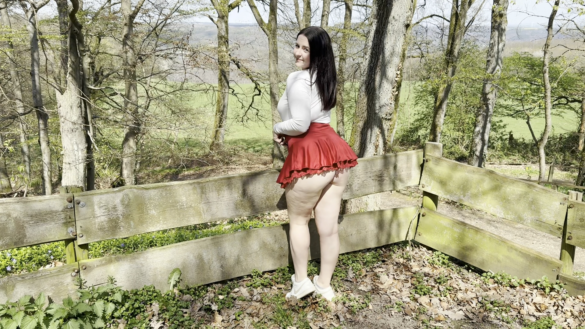 Heute hatte ich richtig Lust auf Abenteuer. Bin ganz unschuldig in meinem engen weißen Longsleeve und dem kleinen roten Minirock durch den Wald spaziert… dachte eigentlich, es bleibt bei ein paar geilen Fotos. Aber als ich so vor ihm stand und meinen Arsch präsentiert habe, konnte er sich nicht mehr zurückhalten. Er hat mich einfach gegen den Baum gedrückt, meinen Rock hochgeschoben und mich hart von hinten gefickt – mitten im Wald, wo jederzeit jemand vorbeikommen konnte! Ich war so geil, dass ich nur noch stöhnen konnte. Am Ende hat er mich richtig vollgespritzt… Willst du sehen, wie schnell aus einem harmlosen Spaziergang ein richtig versauter Outdoor-Fick wird? Dann schau dir das Video an Wer will mich als nächstes im Wald rannehmen?