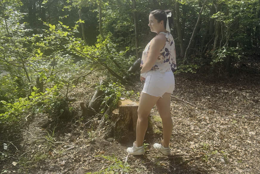 EmmaSecret: Fast erwischt! Geile S******e befriedigt ihre tropfende M****i!