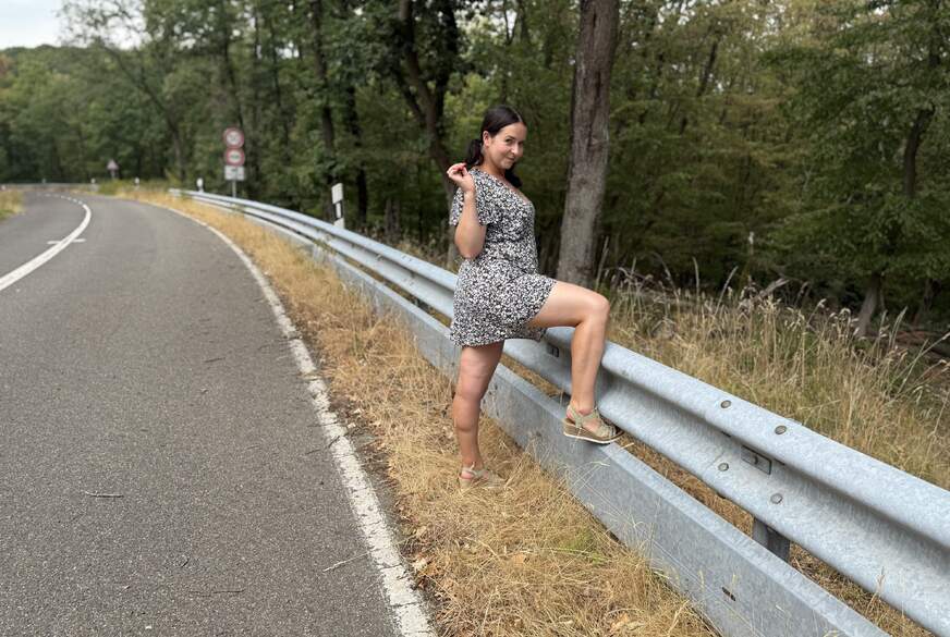 EmmaSecret: Bundesstraße-F**k! Meine P***y läuft über vor S****a!
