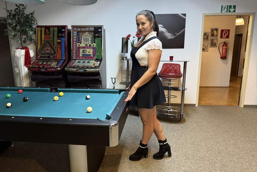 EmmaSecret: Billard-S******e! Zwei S******e f****n mich und s******n auf die Titten!