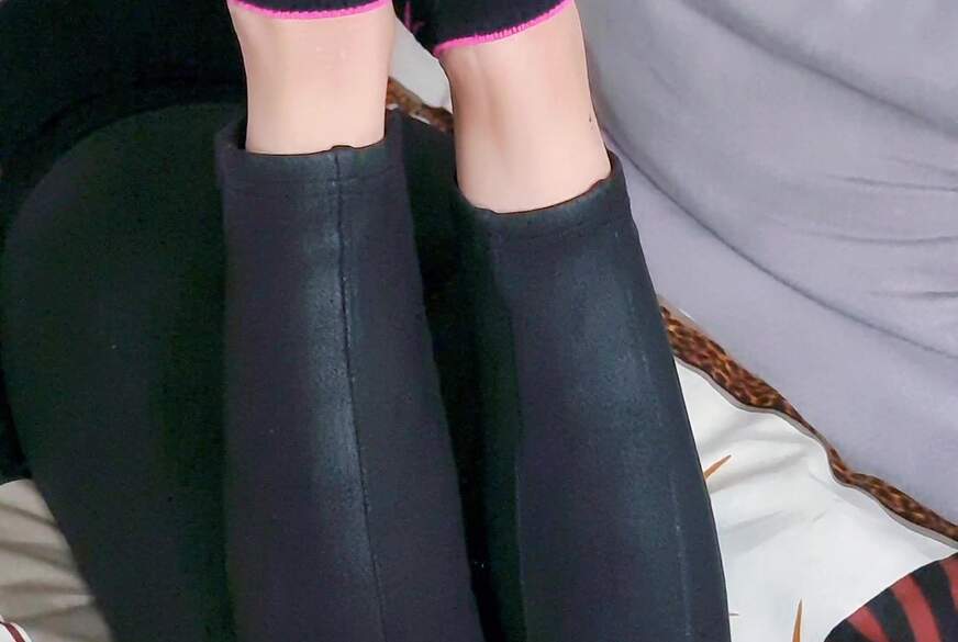 GeileAmanda69: Einfach a*********t nach Sockjob in schwarzen Puma-Socken und B**wjob