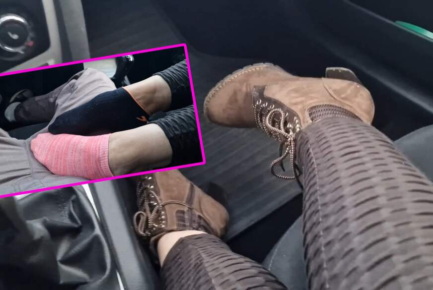 GeileAmanda69: Meine besockten Füße geben S*****z einen Sockjob im Auto