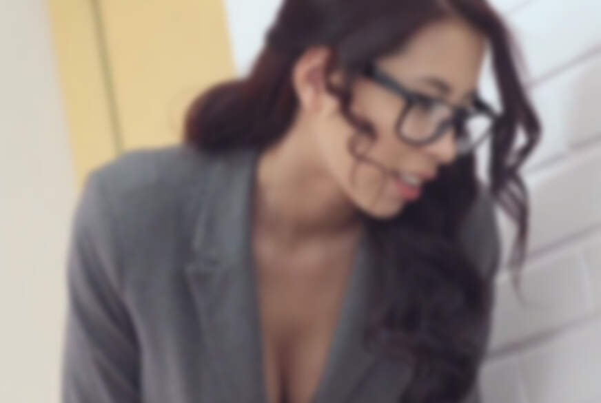 Sexy-Carolina: Notgeile Chefbüro-s******e vom Handwerker überrascht!