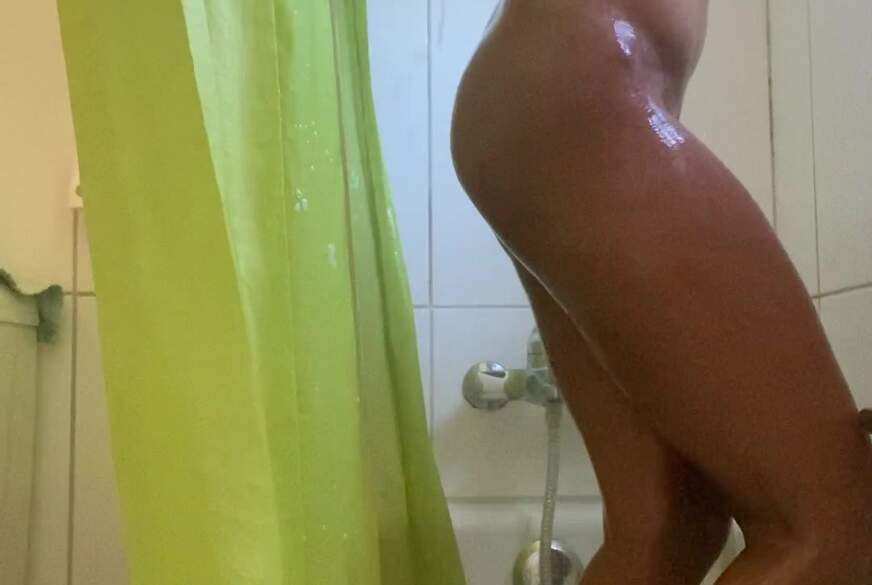 Shaved P***y in The Shower von LinnaBoss pic2