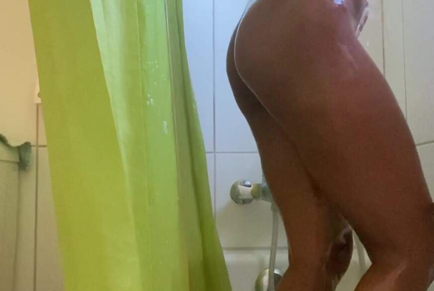 Shaved P***y in The Shower von LinnaBoss pic3