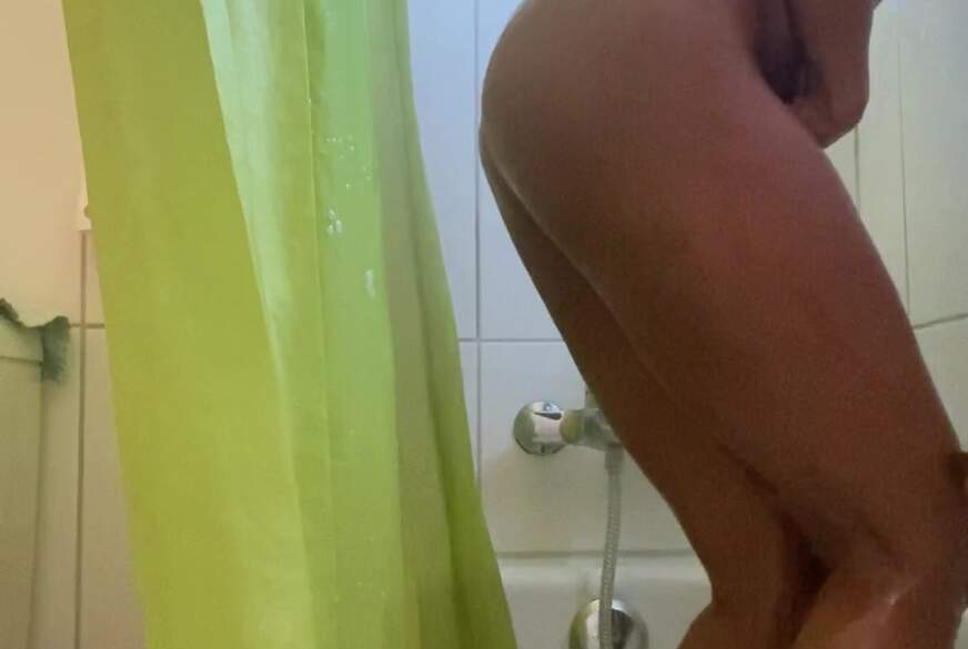 LinnaBoss: Shaved P***y in The Shower