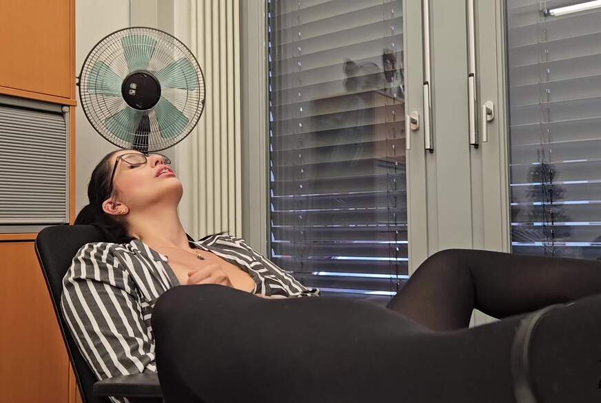 KiraKane: Die Büros******e - mein Chef b*****t mich nach Feierabend!