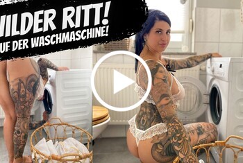 Oh man das nenne ich mal Schleudergang!
Ich muss den ganzen Tag Wäsche machen, aufräumen und putzen und komme dabei selbst viel zu kurz ... ich habs dann irgendwann wirklich einfach nicht mehr ausgehalten und was schönes beim Wäsche sortieren im Wäschekorb gefunden .. na sowas ..

Der XXL Schwanz hat sogar einen Saugnapf der perfekt auf der Oberfläche der Waschmaschine haftet .. den reite ich jetzt geil ab und verwöhne mein Fötzchen mal geil für die Arbeit die ich heute schon geleistet habe .. und wer weiß .. wenn ich danach immer noch heiß bin muss mein Mann mich auch nochmal auf der Maschine durchvögeln  wenn er nach Hause kommt.