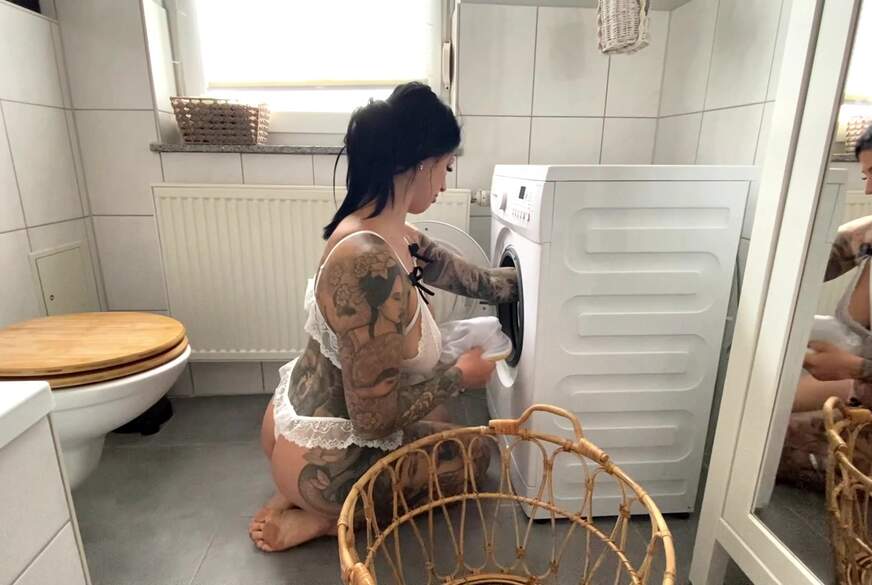 KiraKane: Notgeile Hausfrau reitet XXL S*****z auf der Waschmaschine