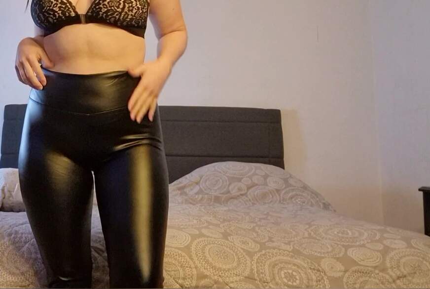Jennasxy19: A***h in wetlook Leggings
