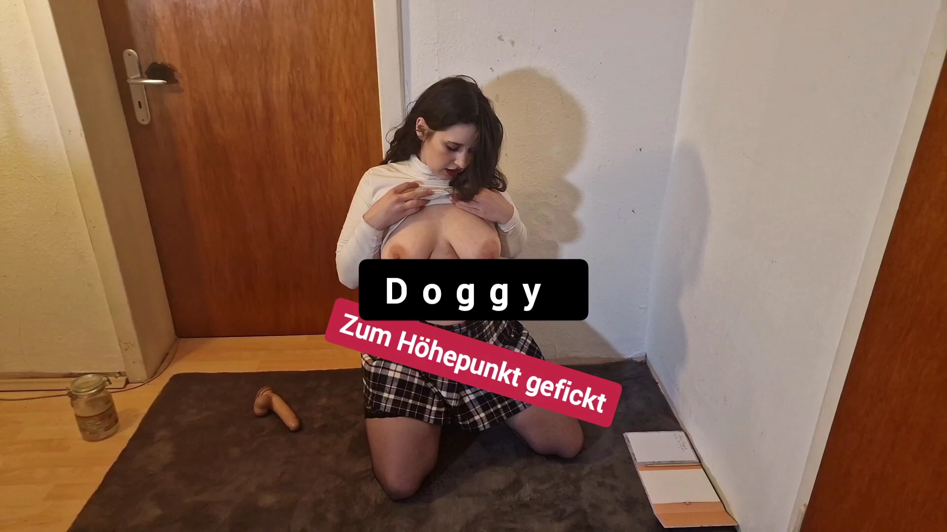 Einfach Doggy  - Sei mir ganz NAH! Du stehst auf Doggy, Nahaufnahmen von Arschloch und Pussy? Dieses Video wird für Stimmung bei dir sorgen. Zum Schluss kannst du sogar meine pulsierende Pussy schmatzen hören, vor Geilheit.