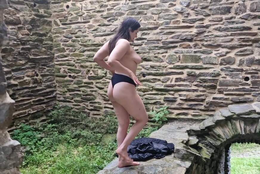 Jennasxy19: ein S******ndes Burgfräulein und der j***e Ritter