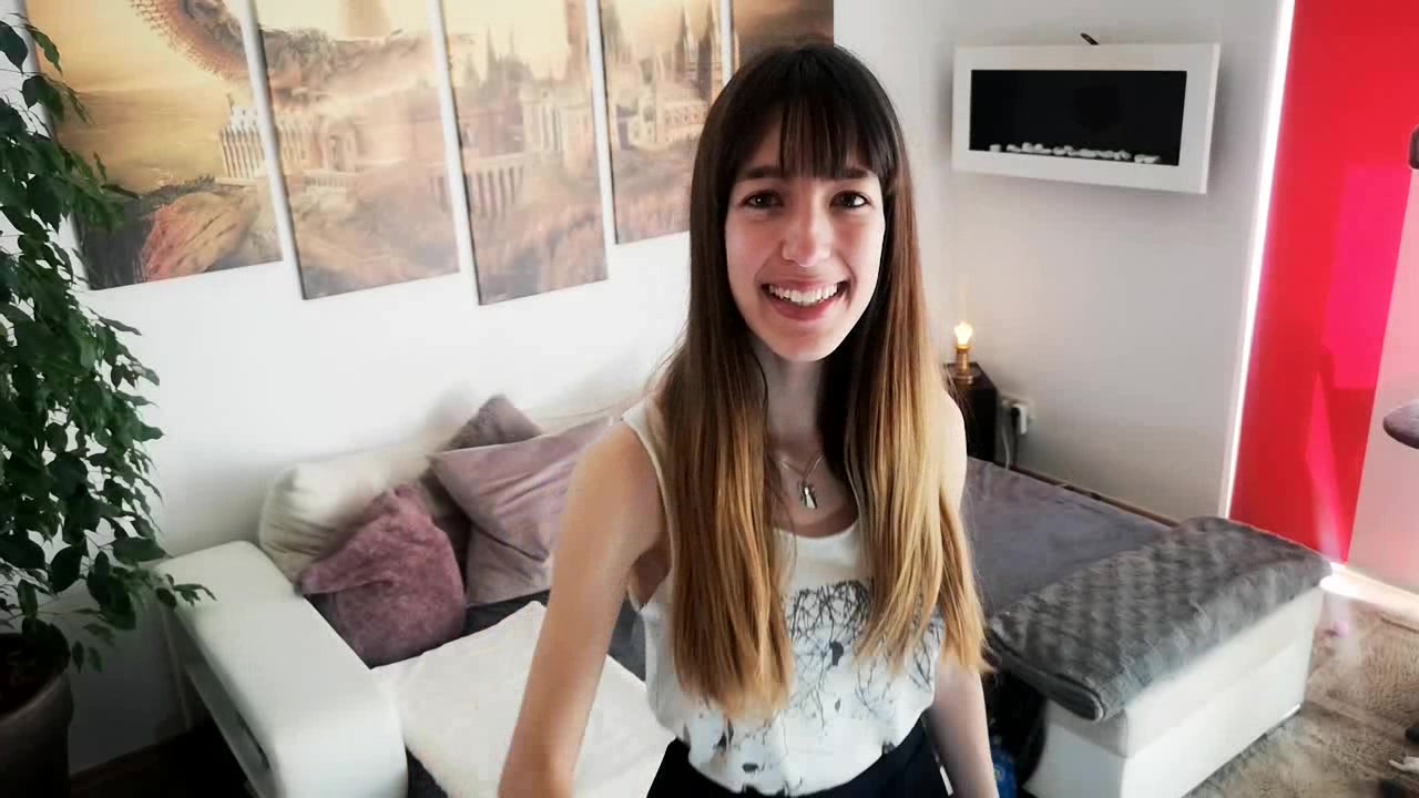 Also ich muss ganz ehrlich sagen, dies war das Video was mich wirklich am meisten Überwindung gekostet hat. Ich hatte schwitzige Hände und hatte das Gefühl, dass es mir die Luft abschnürt, so aufgeregt war ich. Ich wusste genau, wenn ich dieses Video mache und wirklich online stelle, gibt es kein zurück mehr. Ich muss gestehen, dass ich schon kurz davor war es nicht zu machen!! Aber dann erinnerte ich mich wieder warum ich mich hier angemeldet habe. Ich will meine grenzen austesten. Sollte es das etwa schon gewesen sein?? NEIN Ich wollte doch mehr, ich will Erfahrungen sammeln also sagte ich mir, Augen zu und durch. Ich glaube du wirst genau merken wie ungewohnt diese Situation für mich war und das ich noch nicht so richtig damit umgehen konnte, mich so vor der Kamera zu zeigen. Ich hoffe aber, es gefällt dir trotzdem. Würde mich über deine Meinung sehr freuen, vielleicht hilft es mir ja noch mehr Sicherheit zu bekommen.
