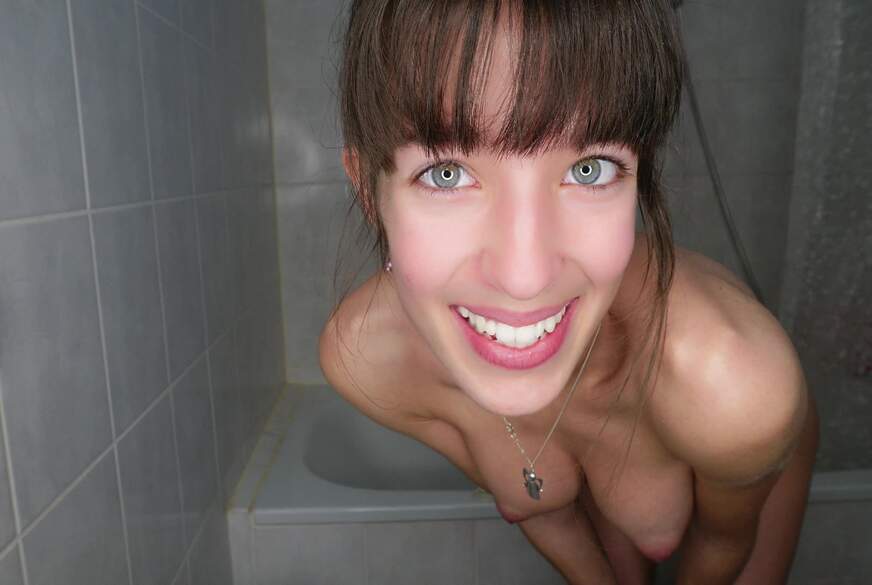 LaylaVonHohensee: Ist das moralisch verwerflich?! Im Bad meiner Eltern mit Dildo besorgt!