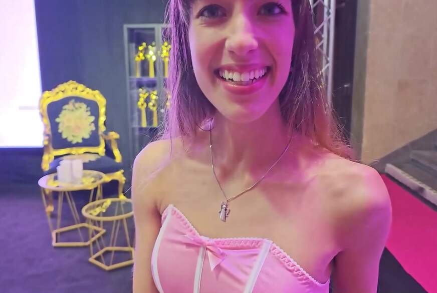 LaylaVonHohensee: Mitten auf der Venus e*********t!! Erster B**wjob mit 18!